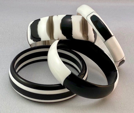 LG50 stack black/white 60s Best Plastic lucite bangles